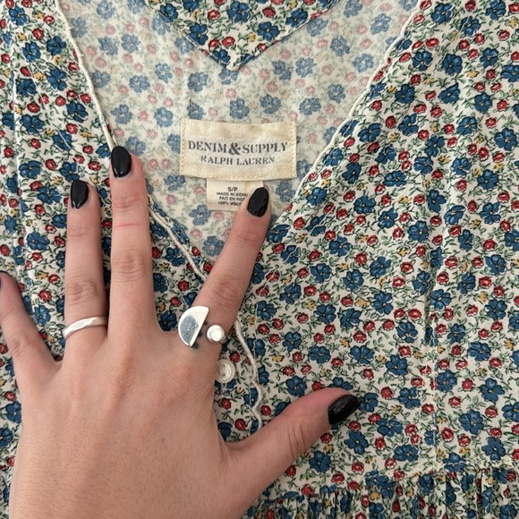 RL Denim + Supply: Vintage-Inspired Floral Dress with V-Neck and Button Details - Picture 2 of 3
